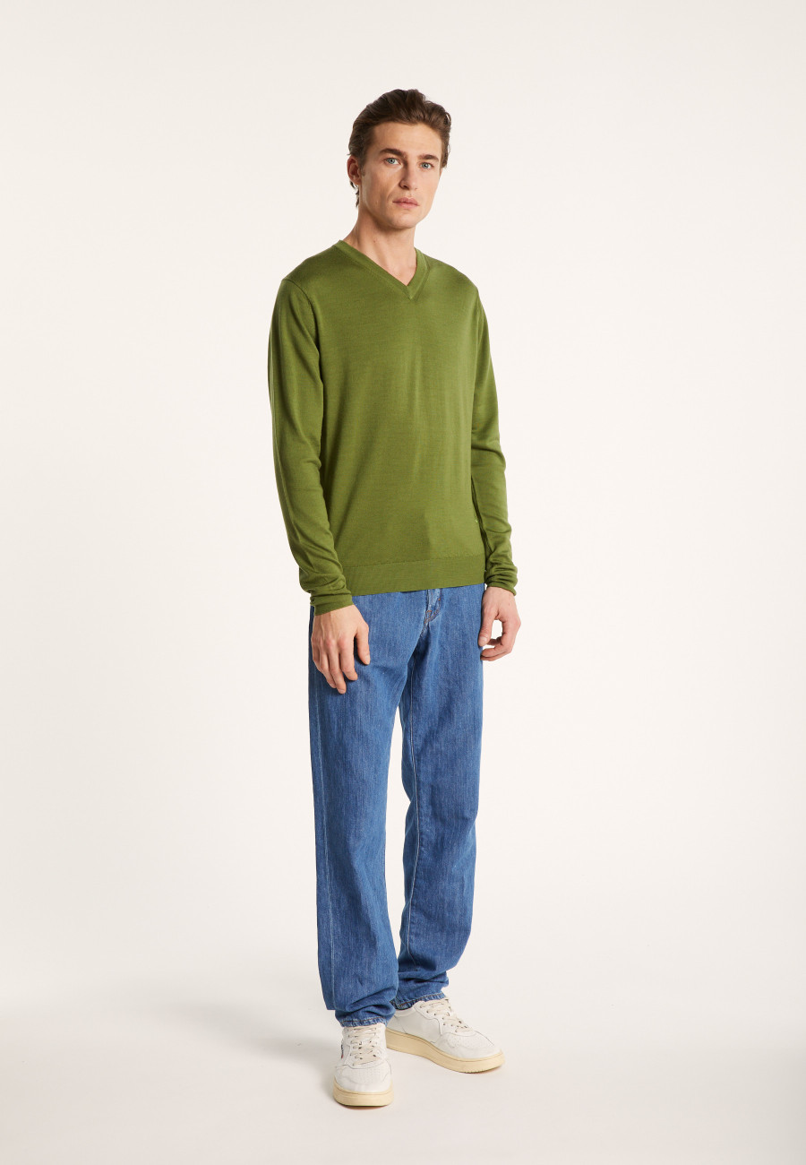 V-neck jumper in merino wool - Elmo